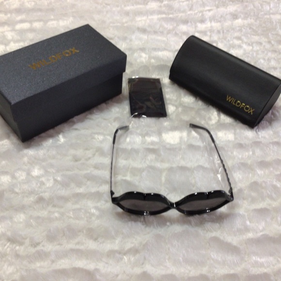 NEW Wildfox Lip Service Sunglasses With Case NIB - Picture 4 of 4